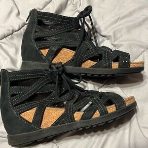 Earth Origins Kendra Kamilla gladiator sandal. Black suede top. Size 8.5